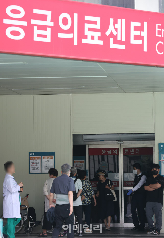 [포토]휴진 앞둔 서울아산병원, 속타는 환자와 보호자들