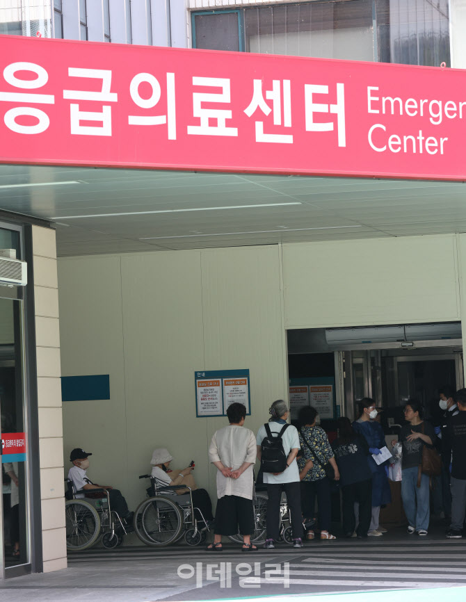 [포토]서울아산병원 휴진 예고, 속타는 환자와 보호자들