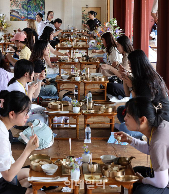 [포토]경복궁에서 궁중음식 맛보는 다문화가정 결혼 이민자