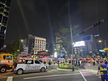 서울시청 앞 교차로서 대형 교통사고...12명 사상