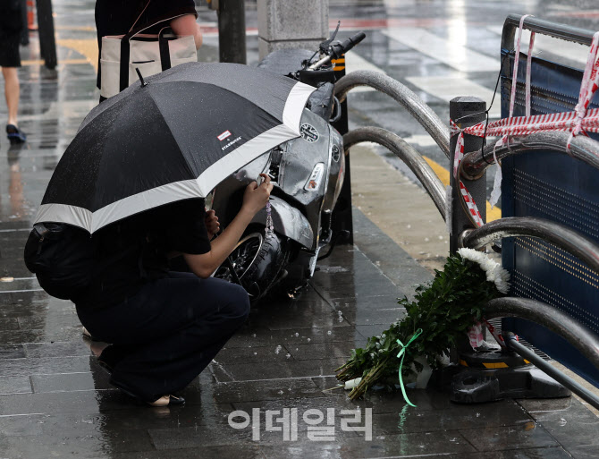 [포토]추모발길 이어지는 시청역 교통사고 현장