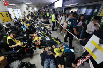 전장연 활동가, 지하철 시위 중 경찰에 침 뱉어 연행