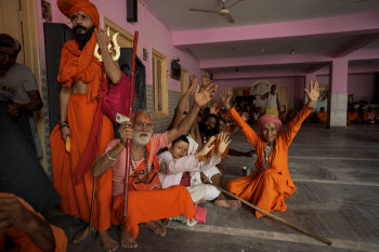 인도 힌두교 행사에서 최소 87명 압사…갑자기 사람 몰리면서 발생