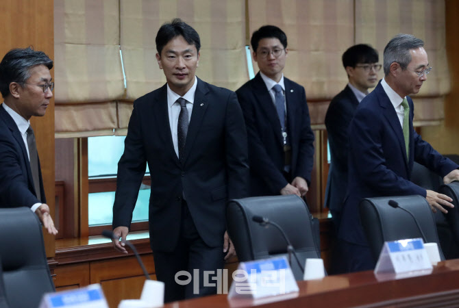 [포토] 증권회사 CEO 간담회 참석하는 이복현 원장