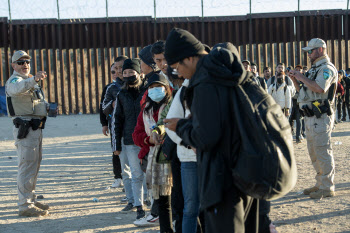 미국, 전세기 띄워 中 불법 이민자 추방…2018년 이후 처음