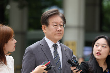 검찰총장 "민주당 탄핵, 직권남용" 지적에…이재명 '침묵'