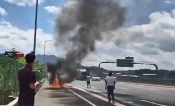 휴가 중이던 부산 소방대원, 고속도로에서 화재 차량 진압