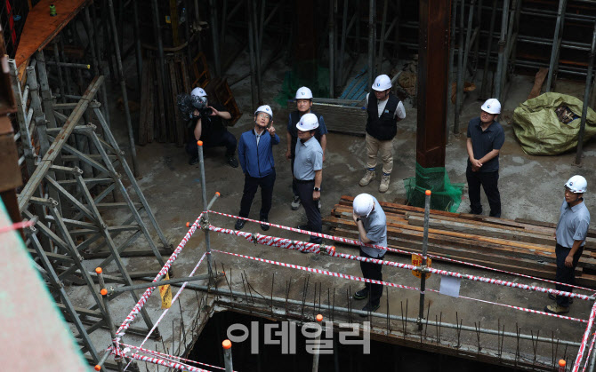 [포토]폭염호우대비 건설현장 점검하는 이정식 장관