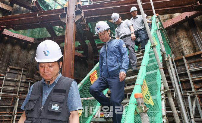 [포토]건설현장 점검하는 이정식 고용노동부 장관