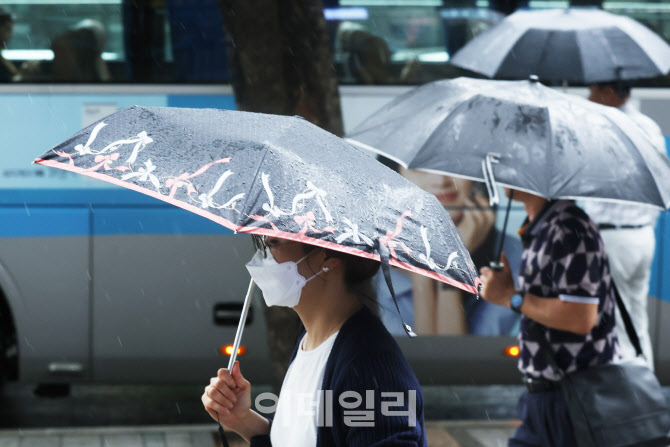 [포토]우산 쓰고 이동하는 시민들