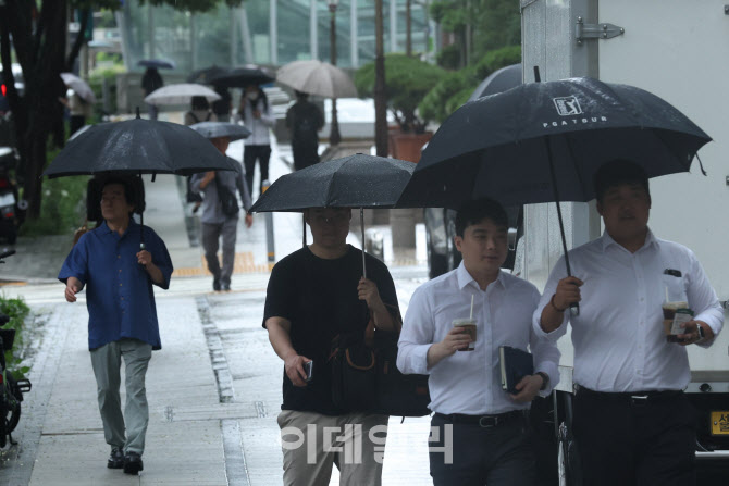 [포토]우산 쓰고이동하는 시민들