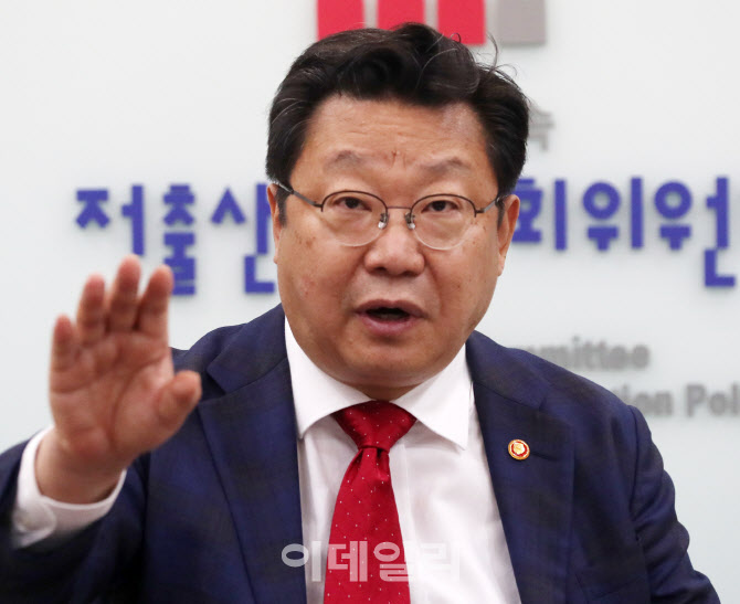 주형환 "초고령화 굉장히 심각…때 놓치지 말아야"