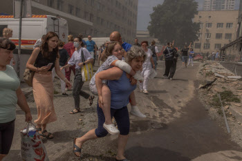 러시아, 나토회의 전날 대규모 공습…어린이병원도 폭격