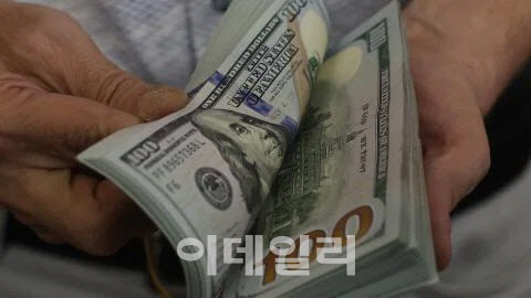 달러 수요-당국 스무딩 ‘팽팽’…장중 환율, 1380원 초중반대 보합권[외환분석]