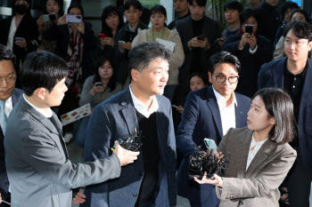 카카오 창업주 김범수, 8개월 만에 檢 소환…`시세조종` 입증 총력(종합)