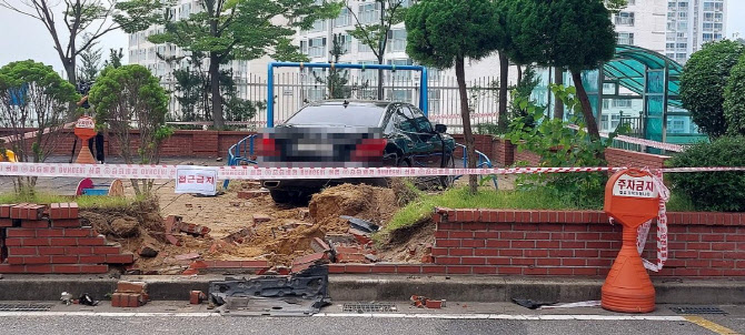 70대 운전자, 놀이터 담벼락 부수며 돌진 “급발진”