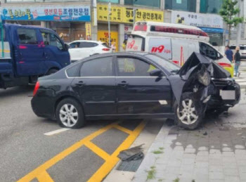 “브레이크가 말을 안들어서”…주택 돌진한 승용차에 6명 부상