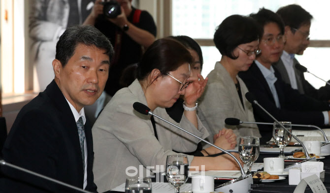 [포토]지역혁신중심 대학지원체계(RISE) 위원회 제1차 회의 참석한 이주호 부총리