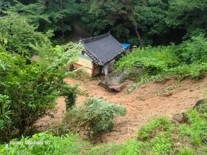 [포토] 충남 부여 사찰 산사태 피해