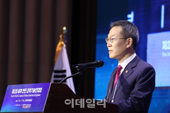 [포토]과학기술인대회에서 축사하는 이종호 장관