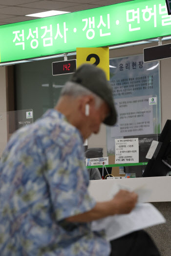 고령사회 가속화…65세 이상 인구 사상 첫 1000만명 돌파