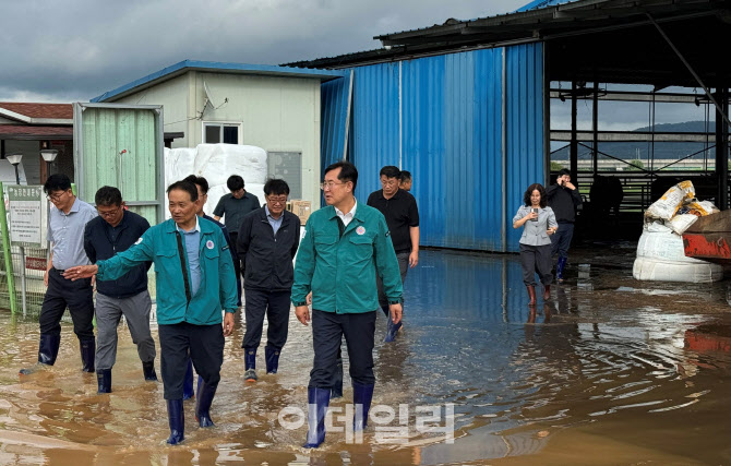 [포토] 안병우 축산경제 대표, 침수 피해 축산 농가 점검