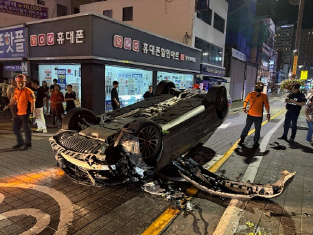 해운대서 가로등 들이받고 전복된 벤츠…운전자 도주