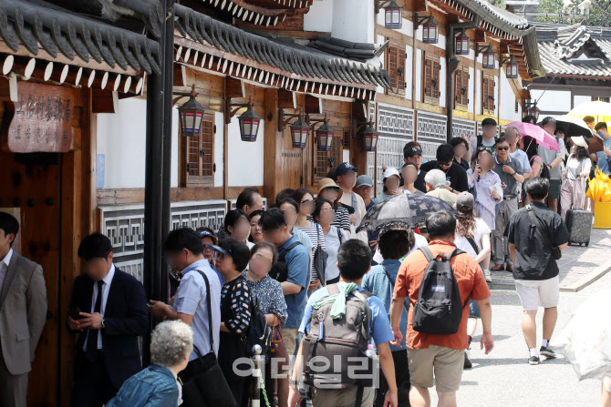 [포토]초복 하루 앞두고, 삼계탕집에 몰린 인파