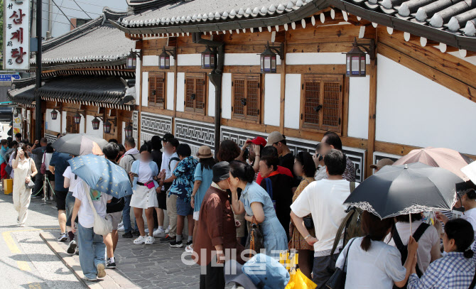 [포토]인파로 붐비는 삼계탕집 앞