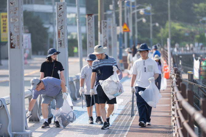 볼보그룹코리아, 창원 귀산해변서 '반려해변 정화활동'