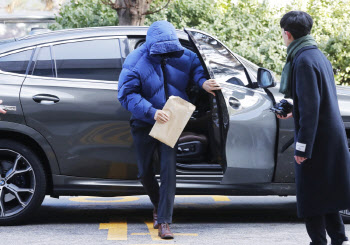 '이선균 협박' 유흥업소 실장에 마약 공급한 의사, 보석 석방