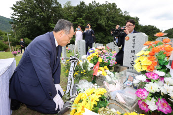 추경호 등 국민의힘 지도부, '순직 1주기' 채해병 묘역 참배