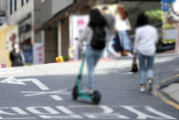 "산책하다 아내를"...여고생 2명 탄 킥보드에 참변