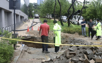 "출근길 갑자기 몸이 '쑥' 빠져"…세종서 깊이 3m 싱크홀 발생