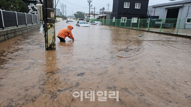 경기북부 시간당 최대 170㎜ 물폭탄에 도로 침수·통제 잇따라