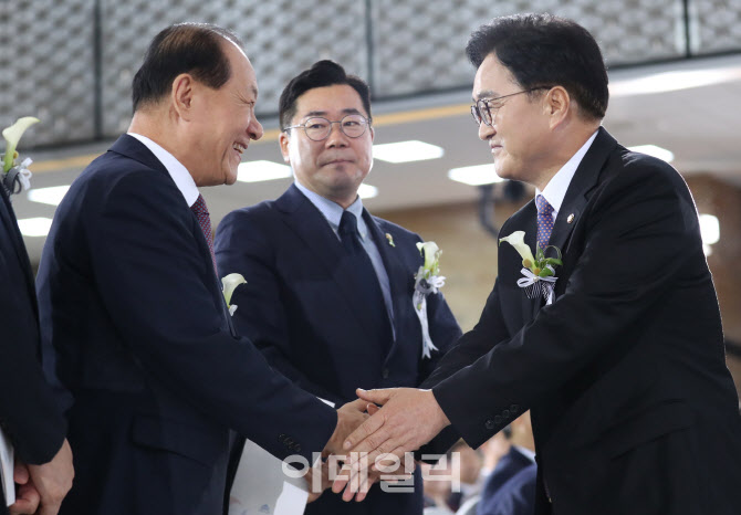 [포토]제헌절 경축식, '악수하는 우원식-황우여'