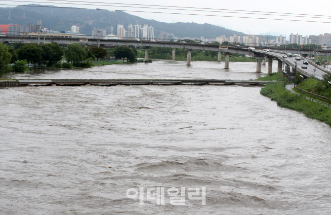 [포토]서울 동부간선도로 전 구간 통제…중랑천 수위 상승