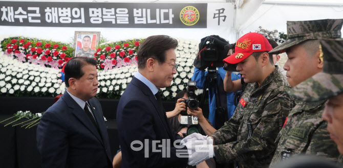 [포토]해병대 예비역 단체 관계자 격려하는 이재명 전 대표