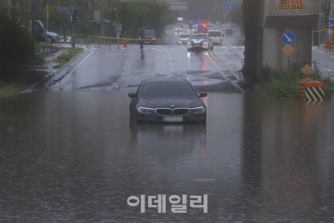 [포토]집중호우로 인해 도로에 침수된 차량