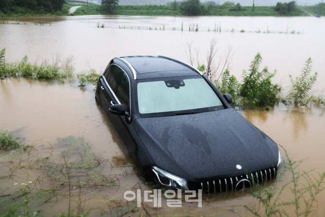 [포토]문산천 범람으로 침수된 차량