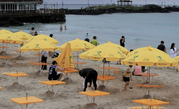 "평상 빌리는데 6만원"…제주 '바가지요금' 논란 속 파라솔 가격 인하