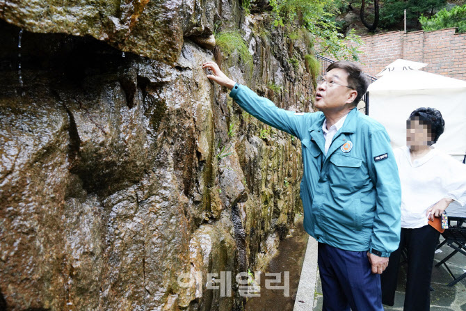 [포토] 폭우 피해 현장점검하는 정문헌 종로구청장