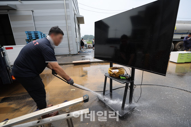 [포토]'깨끗하게 청소 중'