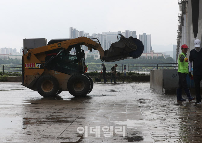 [포토] 잠수교 오염물 제거 작업