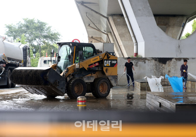 [포토] 집중호우 흔적 지우기