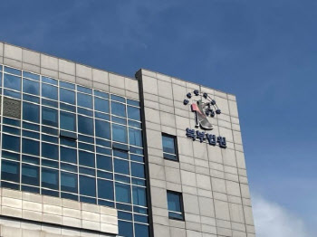 '새만금 태양광 사업' 알선 금품 수수 브로커, 징역 2년