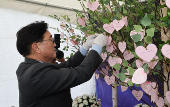 우원식 국회의장, 서이초 순직 교사 1주기 추모공간 방문