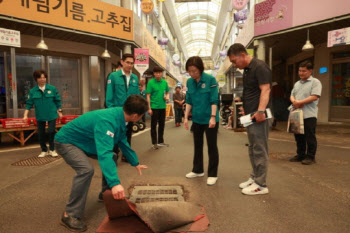 ‘수해 피해’ 당진전통시장 찾은 오영주 장관 “생업 복귀 도울 것”