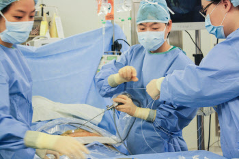 뱃속서 생명 위급한 쌍둥이 ‘태아내시경’으로 안전하게 치료