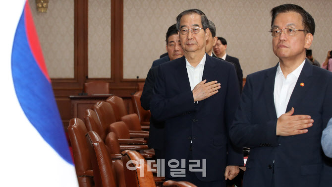 [포토]국민의례하는 한덕수 총리와 최상목 경제부총리